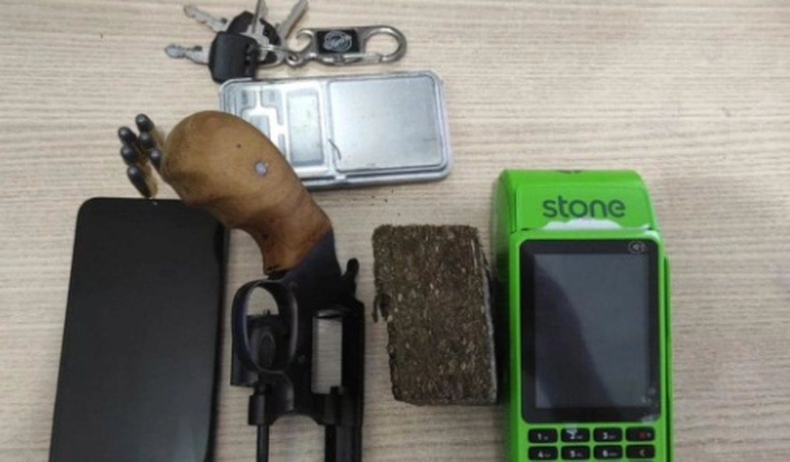 Motoboy é preso em flagrante com arma e droga em Maceió