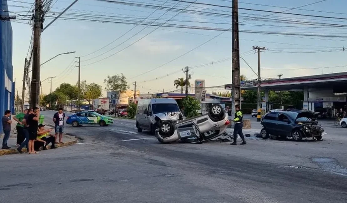 Acidente com 18 feridos envolve van com pacientes do interior, três carros e motocicleta em Recife