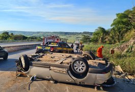 Mãe e filha ficam feridas em capotamento de carro em São Miguel dos Campos