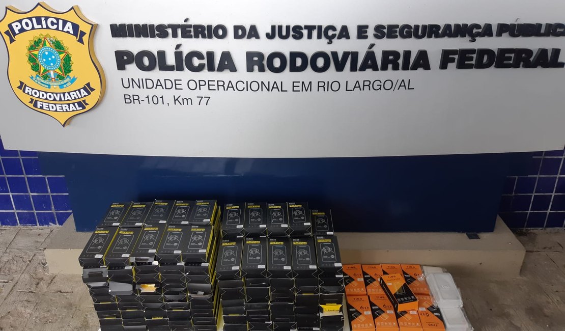 Três caixas de películas de celular sem notas fiscais são apreendidas pela PRF em Rio Largo