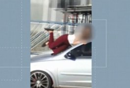 Vídeo. Mulher cai e fica ferida após ser flagrada em cima de carro em movimento