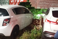 Carros derrubam parte de muro após colidirem e mulher fica ferida em Arapiraca