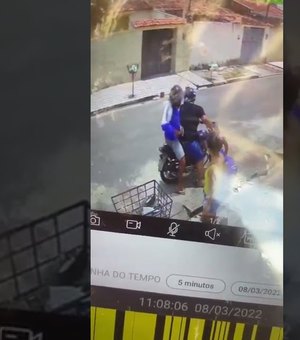Vídeo: Câmeras mostram mulheres sendo assaltadas por dupla em motocicleta na capital