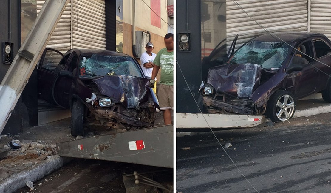 Carro derruba poste e entra em escritório no Centro de Arapiraca