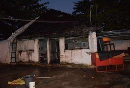 Incêndio destrói cobertura de barraca na orla lagunar de Maceió