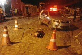 Homem é assassinado em Feira Grande enquanto bebia em praça pública