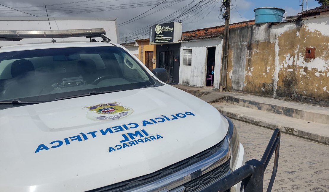 Jovem é executado a tiros dentro de residência, em Arapiraca