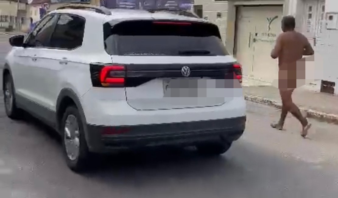 Inusitado: homem é flagrado correndo nu em via pública de Arapiraca; veja imagens