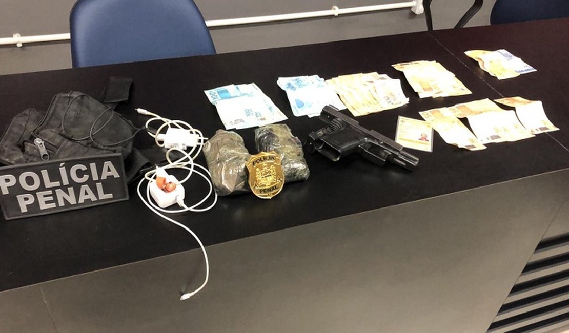 Policial penal é preso ao tentar entrar em presídio com R$ 5 mil e cocaína