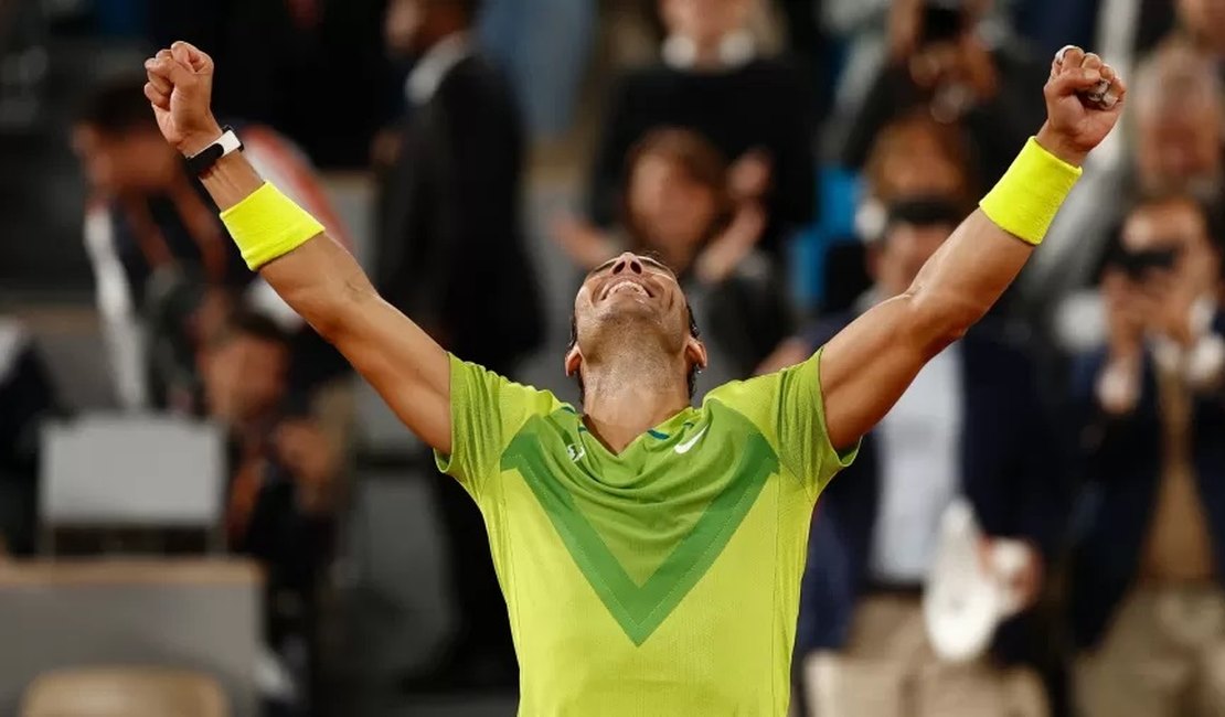 Nadal destrói prognósticos, bate Djokovic e vai à semi em Roland Garros