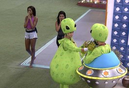 Gilberto atende ao Big Fone e coloca a pulseira branca em Sarah no BBB21