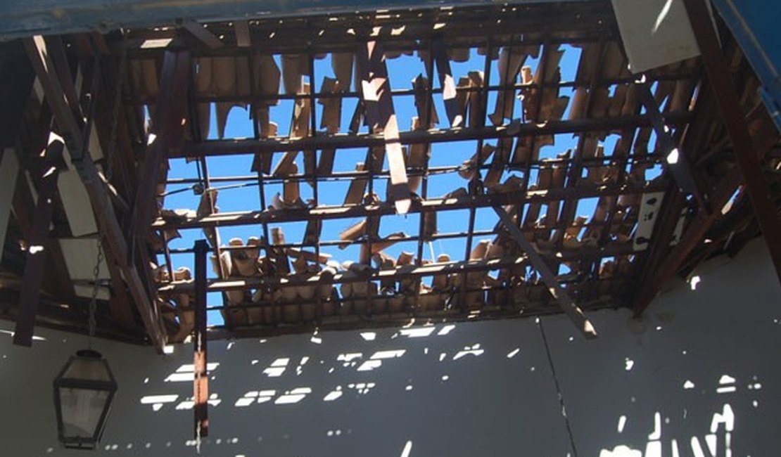 Mulher acorda assustada após jogarem uma bomba em seu telhado