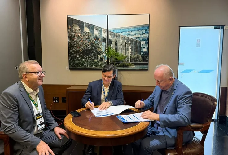 AMA firma cooperação com a CNM para implantação de plataforma de compras públicas nos municípios alagoanos