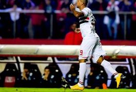 Livre de dores na coxa, Luis Fabiano marca gol contra o Goiás