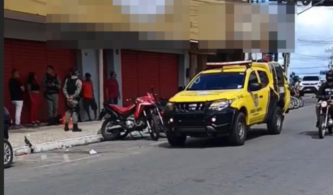 Mulher furta sanduicheira e mais de 20 frascos de óleo corporal em loja no Centro de Arapiraca