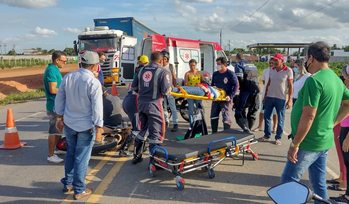 Casal fica ferido após moto colidir em carro na AL-110, em Arapiraca