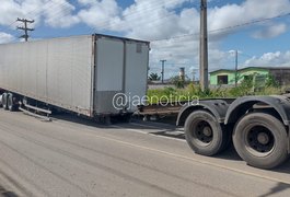 Carreta fica sem a parte traseira ao passar pela AL 115, em Arapiraca﻿﻿