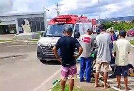 Mulher fica ferida após cair de moto ao desviar de buraco em rotatória de Palmeira dos Índios