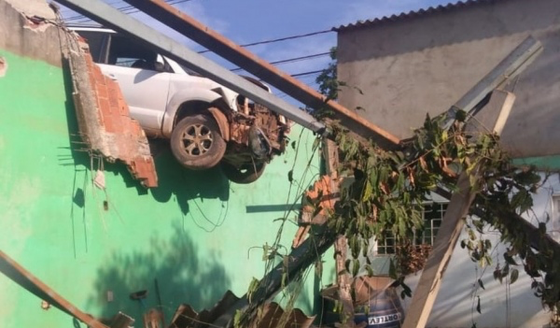 Carro atinge duas casas e fica suspenso sobre telhado e muro no DF