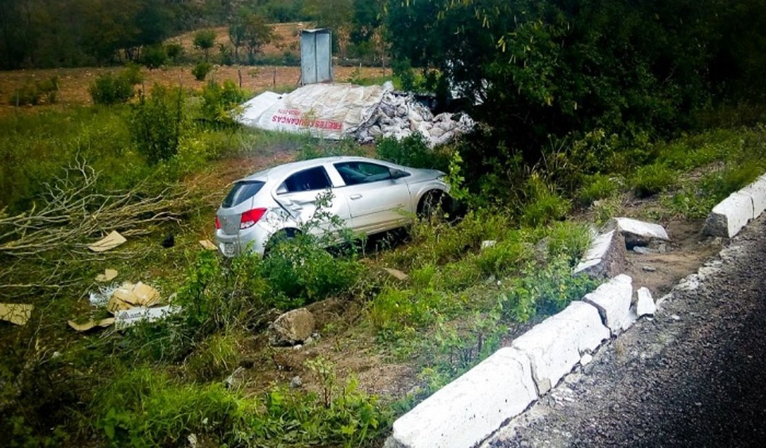 Caminhoneiro reage a tentativa de assalto e joga caminhão em cima de assaltantes no Sertão