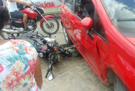 Criminosos roubam moto, colidem com automóvel e assaltam outro veículo para fugir