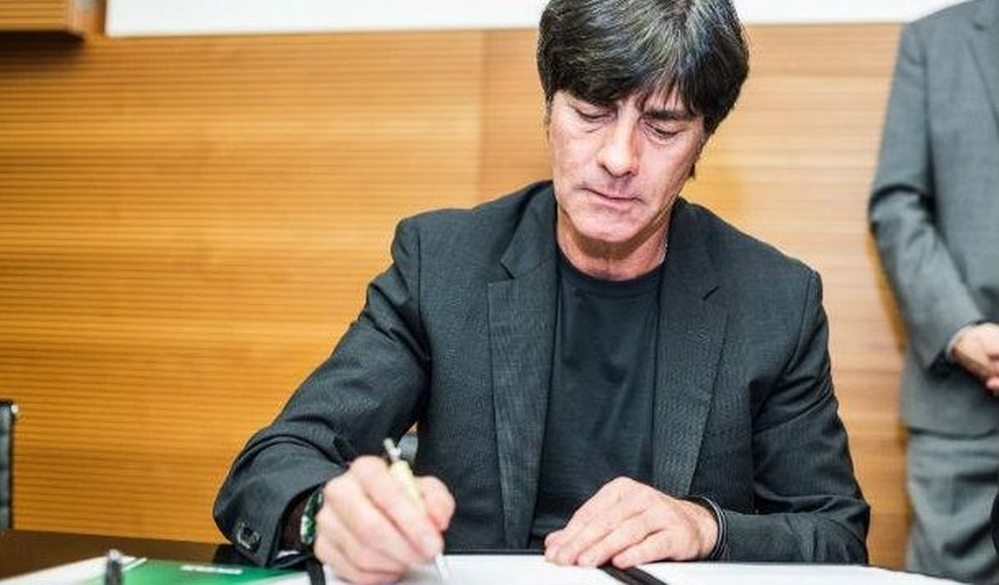 Joachim Low renova contrato com a seleção da Alemanha até 2018