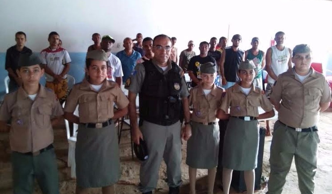 Pelotão Mirim ministra palestra para internos em casa de recuperação