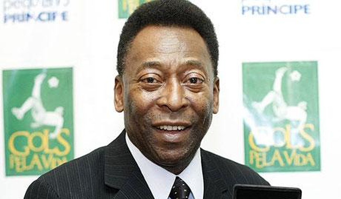 Pelé continua internado na UTI