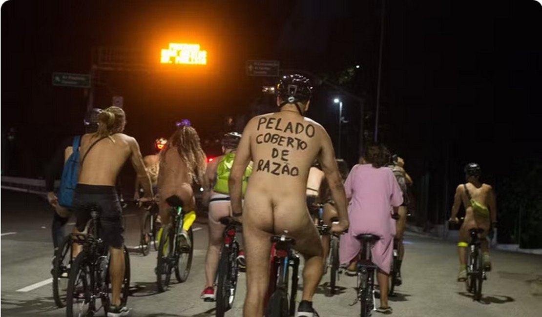 Ciclistas pedalam pelados em SP para chamar atenção à vulnerabilidade no trânsito