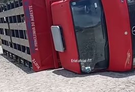 Caminhão carregado de bois tomba na zona rural de Traipu