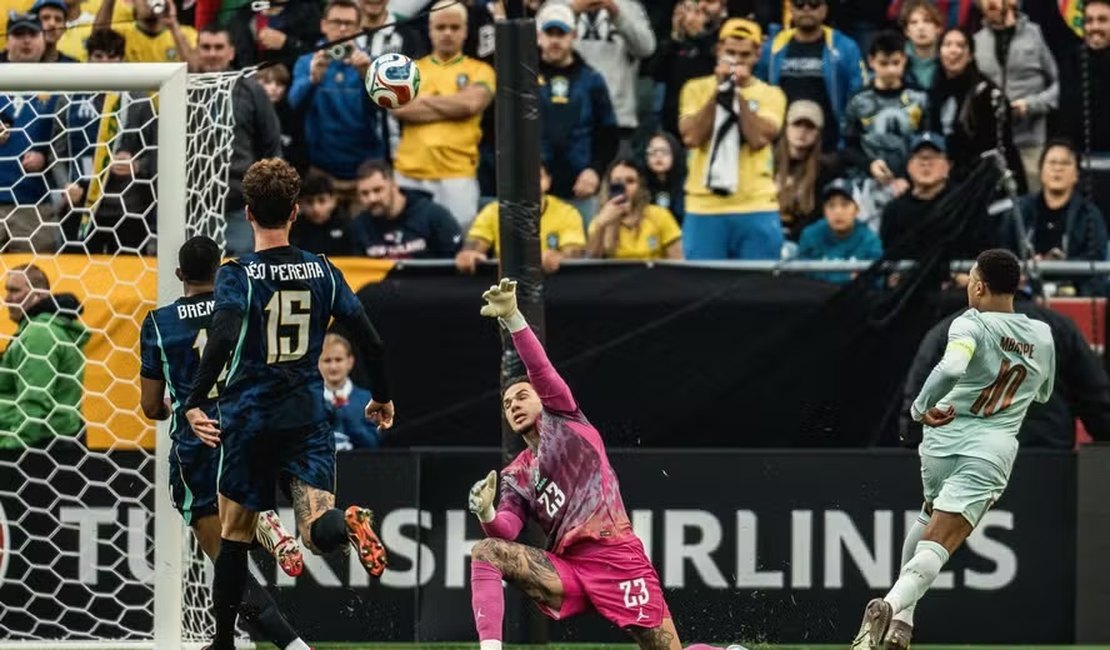 Com um a mais, Brasil perde para França em amistoso nos EUA