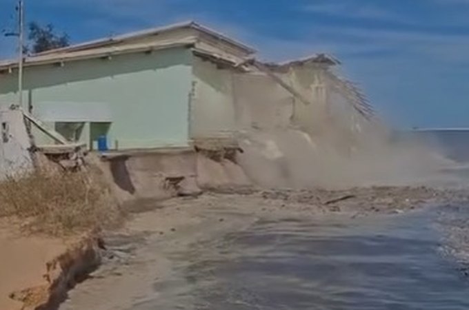 Parte de residência é destruída por avanço do mar na Praia do Saco, em Sergipe