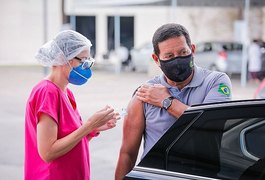 Enquanto milhares de brasileiros estão sem 2ª dose, vice-presidente é vacinado novamente