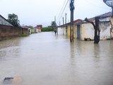 Água invade residências e fortes chuvas provocam estragos em Arapiraca; veja vídeos