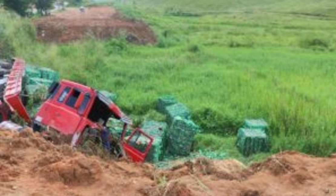 Carreta tomba e motorista morre na BR-101