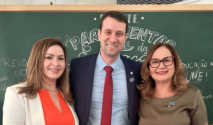 Deputado Daniel Barbosa assina Termo de Compromisso para valorização dos professores