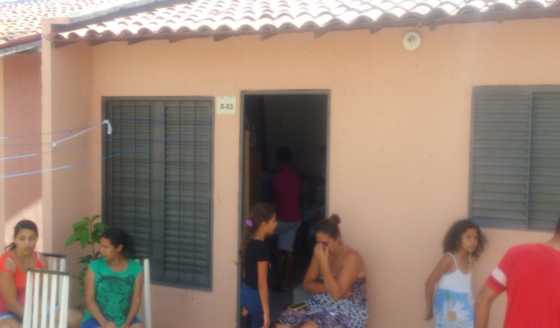 Casa inundada por esgoto ameaça desabar e família corre riscos em Arapiraca
