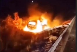 Carro cai em ribanceira e pega fogo, em grave acidente na AL 220, no Sertão alagoano