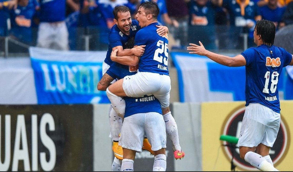 Com chuva e sufoco, Cruzeiro vence Goiás e é campeão brasileiro de 2014