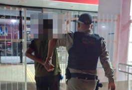 Homem exige auxílio do Cartão Cria da filha recém-nascida, agride ex e irmã dela e é preso enquanto corria atrás das vítimas, em Pariconha