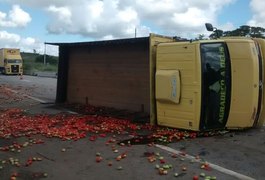 Caminhão que seguia para Arapiraca tomba e carga é saqueada, na BR-101