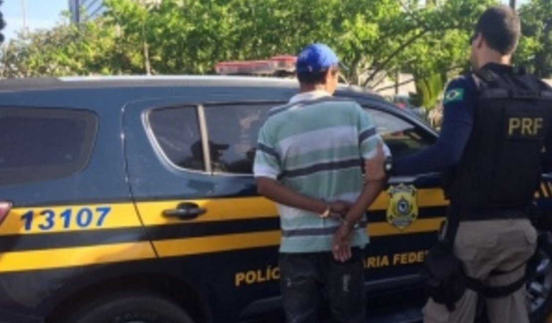 PRFprende caminhoneiro com carteira de motorista falsa na BR101