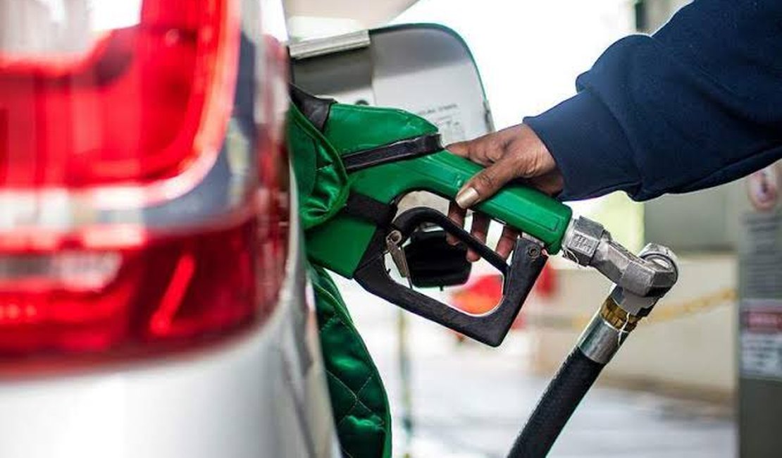 Petrobras reduz preço da gasolina de novo e queda chega a 40% no ano