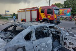 Vídeo. Veículo pega fogo  e fica completamente destruído em Arapiraca