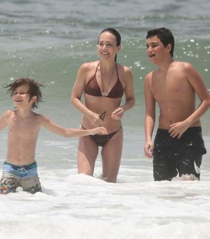 Aos 46 anos, Gabriela Duarte chama atenção dos fãs pelo corpo jovial em dia de praia
