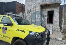 VÍDEO: Dono de residência onde homem foi morto em Arapiraca encontrou portas abertas pela manhã; vítima deixaria imóvel na quarta