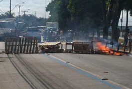 Moradores bloqueiam Avenida Durval de Góes em Maceió