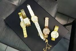 Adolescentes invadem joalheria, rendem funcionários e roubam relógios em Arapiraca