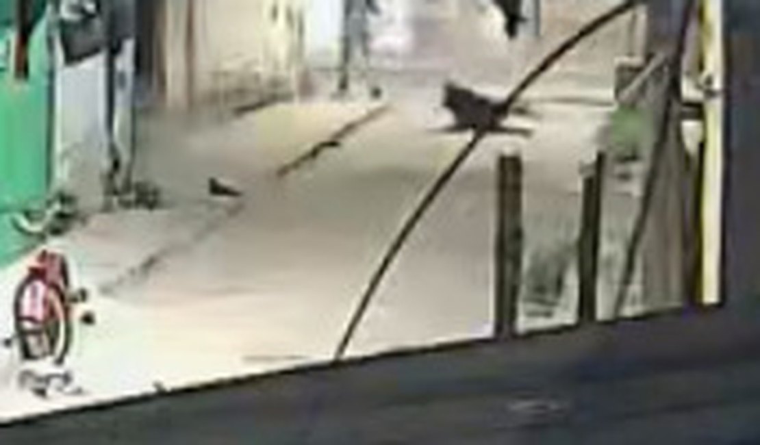 VÍDEO: Momento do assassinato no Conjunto Frei Damião, em Arapiraca, é registrado por câmera