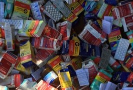 Populares encontram várias caixas de medicamento descartados em estrada vicinal, no Agreste